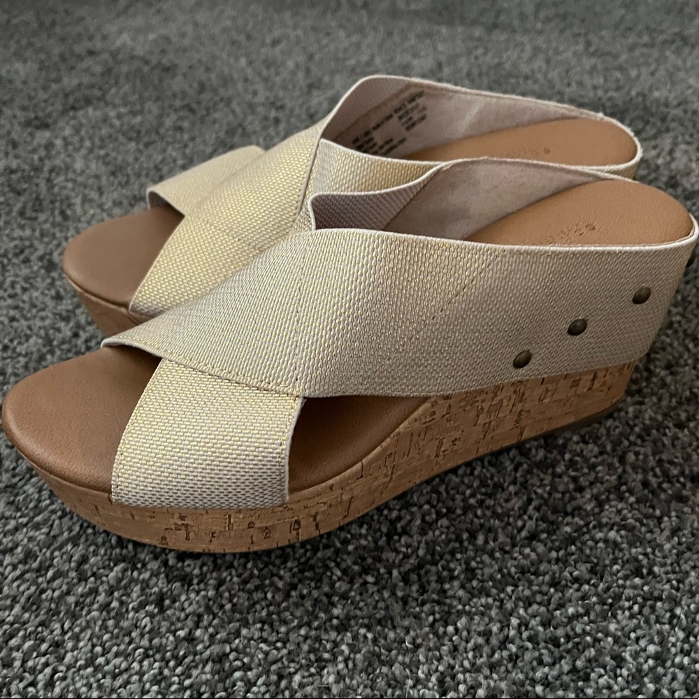 Gold banded platforms